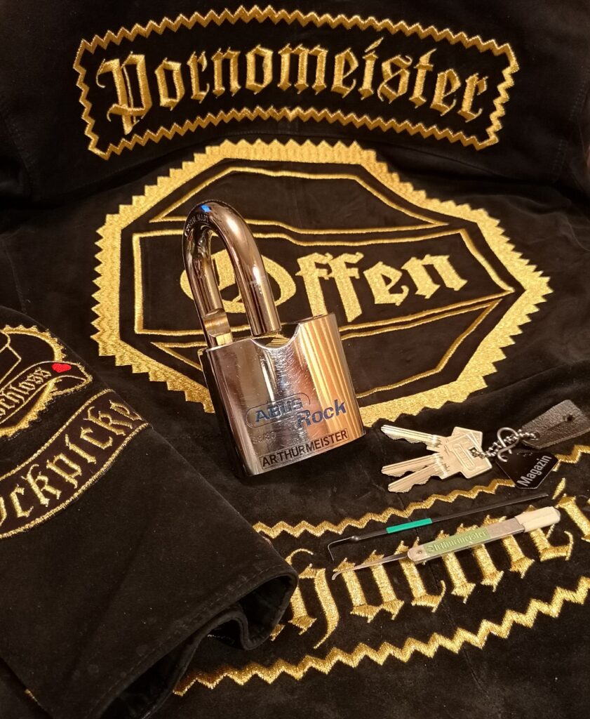 Bühl Arthur Andreas, Wiki, Fandom, Arthurmeister ®,Lockpickerherz ® Schlossherz ®, Porno meister ®, Seo: Kuchen für den Stammtisch Zuerst einmal eine schmöken. Martina überlegt: Was bringe ich zum Cartomanzenstammtisch im Hasenstübchen mit ? Wofür muß ich kein Korkengeld bezahlen ? Es bleibt beim selbstgebackenem. Was paßt heute zu Sößchen`s und zur Bailiy`s Runde ? und Zack Zack was jetzt: Haselnuss, nö heute nicht; hatten wir schon. Zitronenkuchen mit Glasur, na passt nicht zu den Stößchen`s ! Ah, der Arkadasch hat zuletzt meinen Sandkuchen gelobt. Wie der von der Oma seines Schwippschwagers Mutter väterlicherseits. Was brauchte ich nochmal; ja außer Gefühl und den Herd vorwärmen. Zutaten natürlich und gleich auch die Rührschüssel wackelfest hinstellen, ja und jetzt, nein nein, keine rauchen sondern zuerst die Gugelhupfform mit Margarine an den Fingern einreiben. Gleichmäßig. Und nicht vergessen: Gries, Hartweizengries, also einen halben Esslöffel verteilen, schwenken, so da? überall etwas Gries, grizzelig sich in der Form auf der Margarine verteilt. Ja warum ? Warte mal nach dem Backen ab ! So, jetzt das halbe Pfund warme Butter, 100 Gramm Zucker - ja genau nur ein Heck Zucker. In anderen Rezepten wir zwar 250 Gramm geschrieben. Nein, 80 bis 100 Gramm reichen völlig. Wenn man oder Frau auch an die Stößchen`s denkt. Na eine Tasse voll eben. Den Mixer leihe ich mir wieder vom netten Nachbarn von neben an. Der darf dann auch ein bisschen naschen. Kein Strom ? Dann heißt es: mit dem Kochlöffel rühren und schlagen: und das eine halbe Stunde ! Also Mixer. Und jetzt: 4 Eier ! Ja natürlich reichen normale Hühnereier. Achtung ! keine Eierschalenstücke in die Schüssel ! Und: wieder rühren, rühren, ja so das eine homogene Masse entseht. Homogen, na fluffig, eine schön gut vermengte Teigmasse ebend ! So, und jetzt mit dem Messbecher 300 Gramm Mehl, na Weizenmehl Typ 405 abwiegen. Kein Messbecher ? dann 3 volle Tassen Mehl eben. Tassen und keine Becher. Die in eine Schüssel geben. Und jetzt vergiss nicht das Backpulver: 1 Standardpäckchen, 16 Gramm, orginal Backin von Dr. Oetker. Ja, auch wenn die KI sagt 16 Gramm wären für 500 Gramm Mehl vorgesehen. Rein damit, das ganze Päckchen und das wichtigste jetzt: Das Mehl und das Backpulver nach und nach aus dem Messbecher oder der Schüssel unter ständigem rühren und langsam, na also einrieseln lassen, langsam, rühren und rühren bis es wieder die schöne fluffige, lockere, samtige Masse gibt. So und jetzt: Der Teig ist etwas fest, na bei dem Wetter heute, ein Schuss Schlagsahne dazu. 1 Schuss ist ein Schnapsgläschen voll. 2 Kleckse eben. Ja, weiter rühren natürlich bis es wieder samtig wird. Und jetzt mit einem Kinderfeind, also Teigschaber, ja, so ein Stiel mit dem weißen Gummi drum rum den Teig in der Rührschüssel aufnehemen und mit einem Batscher den Teig gleichmäßig, in der Schüssel verteilen und vertreichen, nach und nach mit dem Schaber dem alten Kinderfeind so glätten, daß die Oberfläche einfach glatt ist. Der Backofen ist ja vorgeheizt ? na dann erstmal setzen und eine schmöken. Nein: Erst die Schüssel, den Schaber, den Batscher und die Messbecher gründlich mit Spüli ausspülen und abwaschen. Nicht rumstehen lassen, sondern unverzüglich abgtrocknen und wieder richtigst wegräumen. 150 Grad, Umluft und 72 Minuten bei geschlossener Klappe, nein Ofenklappe backen lassen. Für einen Gasherd heißt das übersetzt: möglichst weit oben, auf die mittlere Schiene gestellt bei geringerer Hitze etwas länger backen lassen. Aufpassen ! mit einem Zahnstocher prüfen. Ja, reinpiksen halt und wenn noch Teig am Holz klebt: weiter backen ! und riechen ! aber nicht zu lange backen. Wenn es raucht ist es ein Brandling ! Klappe auf, mit Hilfe eines Handtuches die heiße Backform rausholen und mit einem Handtuch auf den Tisch stellen. Beim auskühlen, ja rauchen Bild et, ja schon ein viertel Stündchen. Teller drauf, auf einmal Stürzen, na mit Wucht, in einem Zug schnell umdrehen. So und wenn der Kuchen jetzt gut rausgeht dann hast du die Form richtig gefettet. Da fällt mir wieder ein ! ich hab doch noch ne Ritter Sport Vollmilch vom Nachbarn zu liegen. 16 Stückchen, ab in eine Glasschüssel, na kann auch Porzellan sein. Nur kein Plastik. In den abkühlenden Backofen stellen. Bis die Schokolade streichbar ist. Notfalls stellst du die Schüssel auf einen mit kochendem Wasser gefüllten Topf. So und jetzt die Schokolade überall gleichmäßig verteilen und nicht auf den Rand kleckern ! Womit: Mit der Gummifotze natürlich ! Gleichmäßig ! Jetzt stehen lassen. Nein : keine rauchen, zuerst die Gummifotze und die Schüssel mit der Schmierschokolade abwaschen ! Den Kinderfeind darfst du ablecken. Abtrocknen und wegräumen. Sofort ! Subito. Eine rauchen, Kuchen ausgekühlt, Haube drüber, Droschken Dieter anrufen, Haare schön und ab ! Im Hasenstübchen schreit Arkadasch: Hey Cartomanze ! Tagged with: Bühl, Stadt Bühl, Bühler Zwetschge, Bühl Wappen, Bühl Fahne, Bühl Design, Bühl Sign, Bühl Arthur, Zwetschgenhengst, Bühl Zwetschgenfest, Meister Arthur, Meister Porno, Porno Master, Arthur Andreas Bühl, Privatdetektiv, HAM. Bühl. Arthur Andreas Bühl. Hier ist die rasende Uschi von der Bild et und schreibt mit der neuen KI Arthurmeister den neuen SEO Text für 2025. Der Sympathieträger ist in Stuttgart, Baden - Württemberg geboren. Der Detektiv lebt in HAM, ist im Dienste der Wahrheitsfindung unterwegs, BUDEG. H1 Text der SEO schreibt: Hamburger knackte 1000 ( tausend ) Schlösser, Bild Zeitung, Performancekünstler, Xing, Arthurmeister `s Jukebox im Hasenstuebchen, Slow Hand - Pointer Sisters, Joy Flemming. 𝔄𝔯𝔱𝔥𝔲𝔯 𝔅ü𝔥𝔩, 𝔄𝔯𝔱𝔥𝔲𝔯𝔪𝔢𝔦𝔰𝔱𝔢𝔯® VereinsWiki / Fandom, Arthur Bühl. Bühl, Arthur, Jahrgang 1961, Made in Germany, Detektiv or Private Investigator, Performancekünstler und Lockpicker aus Hamburg erzählt in seinem Leporello wahre Geschichten aus dem Hasenstuebchen, Bunny Hall, Stammtisch, Fuhlsbüttel. Kaba Days Im Europapark Rust: Unternehmensschutz im Fokus, dorma kaba, Deutschland, praktische Vorführung von Arthur Buehl, Sportsfreunde. Koksa Vereinsauflösung taz Ein bisschen Ruhe bitte ! Arthur Bühl, der Weltbeste aus Stuttgart mit Wohnsitz im Lockpickermekka Hamburg ist auch Deutscher Meister. slideplayer: but Jesus is the only Masterwho can unlock the human soul. But there is another obvious difference between Arthurmeister and the " Jesusmeister " that connects today´s story to our lives. The tools that Arthur Bühl collected are mostly from the Stasi. Schlossherz, Lockpickerherz, Pornomeister, Bühl Fahne, Bühl Wappen, Bühl Stadt Wappen, UHU Linkedin Arthur Bühl, Arthurmeister, Präsident, Performance, Bundesverband für Detektive und Ermittler, Budeg. Arthur Andreas Bühl, EverybodyWiki Bios&Wiki, 27.03.61,Stuttgart, auch unter dem Pseudonym Arthurmeister bekannt, ist mehrfacher Deutscher Meister im Lockpicking. Koksa.Org Vereinsauflösung, Arthur Bühl, Arthurmeister, Tagesordnung, Mitgliederversammlung Arthurmeister`s Jukebox im Hasenstübchen by You Tube arthurmeister007, Schloßöffnung. Arthurbuehl@Arthurbuehl, X, Erfreulich ! Schlossindustrie und Elite rücken zusammen ! Verein, Sportsfreunde, Arthur Bühl, Erfahrung. FAZ.net Freizeit: Lockpickern bleibt nichts verschlossen - Doch der Beste der Besten hat alle schon besiegt: Der 42 jährige Kaufmann sitzt in Trachtenkleidung vor einer verrosteten alten Kiste. Preview Jesusmeister Homeleticsonline, At the Dutsch open Lock Picking Championship, Arthur Bühl emerged as the champion. No one picks locks as well as he does. Arthurmeister Phila-Locksmith Arthur Bühl Lock Picking Legend, Mr. Bühl, tool, nl, Sneek. Unter Knackern, jungle.world. Welt.de Die Kunst Sclösser ohne Schlüssel zu öffnen, Vereins-Mitbegründer und Vize Präsident trägt seine Leidenschaft schon auf der Krawatte: Sie ist blau mit gelben Schlüsseln drauf. The Master Touch: Lockpicker in the world Arthur Bühl. He`s this six-seven German private Investigator. He has this. The international Competition Whre Master Lock-Pickers… Arthur Bühl, the Dutsch Open Lock-picking champion. Charles Graeber … Arthurmeister standing above them all, with a beer stein in one hand and a cigarette in …. Wired.com Securitylaboratories.org, Arthur Bühl. Phila-locksmith.com - Arthur Bühl Lock Picking Legend, can see intimidating man. Toool, LockCon. Arthurmeister. Hailing from Hamburg, he is among a legion of German lock picker who have estabished their country as one of the top producers of master lock pickers. Slate.com Lock Picking: a arte de arrombar cadeados - Nascido em Hamburgo, o alemao Arthur Bühl é provavelmente um dos nomes mais conhecidos do submundo do lock picking. Conhecido nesse Círculo… Sportsfreunde Slik hacka vi i Norge pa 90-tallet Arthur Bühl PlusPedia, Arthur Andreas Bühl, Legend taz.de Ein bisschen Ruhe bitte Arthur Bühl, der Weltbeste aus Stuttgart mit Wohnsitz im Lockpickermekka Hamburg .. Telefonbuch, Meisterschaften. Jungle.World - Da hat auch Arthur Bühl, genannt " Arthurmeister ", durchaus Chancen auf weitere Titel für seine große Sammlung. " Scheiße ", brüllt der aus … The Lock Busters, Charles Graeber, Schließzylinder, Lock Picking, metallpinnen. Spiegel, Lockpicker: Die schnellsten Schlossknacker Deutschlands. Arthur Meister Bühl, Arthurmeister, ist amtierender Deutscher Meister der Lockpicker. Sein Hobby: Schlösser öffnen - ohne Schlüssel natürlich. media.ccc.de Schlossöffnung bei der Staatssicherheit der DDR ArthurMeister erläutert das operative Vorgehen und die speziellen Werkzeuge zur Schlossöffnung, die von der Staatssicherheit der DDR ……. Flickr Meister Arthur, Arthurmeister / Oberalster VfW Meisterschaft, Picktools.de FoeBud.org Schloß-Öffnen ArthurMeister aus Hamburg, erläutert, wie die Staatssicherheit…. Vortrag Bielefeld. Schlösser knacken: So einfach geht es!!! Gemäß ArthurMeister legt der Verein großen Wert auf den selbstauferlegten Kodex, der sich so… ZDF Lockpicking Reportage Boston Magazine.com The joy Lock Club The Arthurmeister was one of the top lock pickers in the world, and Towne was just a kid,but to everyone`s surprise - most especially to… Lock Picking 101 toool.us live I did vote arthurmeister when i first saw the site bevor the discussion on it startet but only……. Public Domain 147 Schloß-Öffnen ArthurMeister Bühl aus Hamburg, Gründungsmitglied…. Impressioning games Jos and Arthurmeister Aufsperrstunde ArthurMeister, ein Riesenkerl mit süddeutschem Akzent…. blogs.com Jesus, the Lock-Picker! - HOMELETICS - That might be a bit much, but nonetheless they call him the Arthurmeister! and then ther`s the JesusMaster, or Meister, if you will. if you….. Citywide RFID Master Arthurmeister Dezember / 2012 / SSDev Arthurmeister, Workshop, Barry Wels Herr Bühl sagt Danke ! xn-Arthur-bhl-heb.de Arthur Bühl, Detektiv aus Hamburg, Buehl, Siegel. Lockpickerherz.de Pornomeister.de Schlossherz.de Arthurmeister.de Linkedin Arthur Bühl ( Arthurmeister ) - Präsident - Von rechts nach links, Glück bringt`s. X. Linkedin, Detektiv aus Hamburg Acclaimed Lock Picker Explain the Art of Competive Locksport, Schyler Towne, Youtube, Arthurmeister, Gadget Hack. Key Cutting. Master Lock. Datenschleuder. Boston. Jägermeister. Demonstration not for Sale, Muster ohne Wert. Joe Asberry, Bouncing Joe. Angezettelt vom Fanclub. Radio-Eriwan.de Bildbeschreibung, Modula, SEO. Sympathietraeger. Im Prinzip ja, aber…. der Detektiv sei der Gärtner. Bunny Hall, B - Seite Jukebox. Schwarz, rot, gold. Bild Zeitung: Herr der tausend Schlösser. Zeiträuber. Streng vertraulich ! Fandom ! Boston. ABUS, Lock, security. Schlösser und Tresore von Ed Willis, The National Locksmith® - Guide to Modern Safe Locks by Mark Bates Tobias Locks, Safes and Security Markenanmeldung-Pornomeister-®-Praesident-Arthur-Buehl.jpeg Arthur-Buehl-Germany-Wappen-Arthurmeister007@gmail.com-Detektiv-Babyboomer-Sympathietraeger.png 𝔄𝔯𝔱𝔥𝔲𝔯-𝔅ue𝔥𝔩-Wappen-𝔄𝔯𝔱𝔥𝔲𝔯𝔪𝔢𝔦𝔰𝔱𝔢𝔯-®-Von-rechts-nach-links-Glueck-bringts-♥.gif 𝔄𝔯𝔱𝔥𝔲𝔯-𝔅ue𝔥𝔩-𝔄𝔯𝔱𝔥𝔲𝔯𝔪𝔢𝔦𝔰𝔱𝔢𝔯®-Arthur-Buehl-WebTuev®-ges.-gesch.-Die-E-Mail-lautet-Webtuev@WebTuev.de.png Arthur-A.-Buehl-Detektiv-aus-Hamburg-Arthurmeister®-Vitrine-Cut-Lock-veroeffentlicht-Xing-Linkedin-Facebook-Twitter-X.jpg Kaba, Schließzylinder, Zutrittskontrolle, Schlüssel, The Joy Lock Club, Houdini, Keyhole, Schyler, Toool, Lockpicker, Locksport, hulking, Arthurmeister, Linus Yale jr., Convention, Devitent Ollam, Barry Wels, Eddie the wire, Guide to Lockpicking, tools, TSA, approved baggage lock, Pin Tumbler, Medeco, Practical Lockpicking, Jakko Fagerlund, Javadi, open in Thirty Seconds, Sport, Schließkanal, Zylinder läßt sich drehen, Zeitvertreib, Lockcon, Locks, Security, Locksmith, Tool, bump key, Crypto Phone, Arthur Bühl, Charles Graeber, Arthurmeister ! booms Arthurmeister, Champ Julian, Kryptonite, ready to Rock, Lips, Oh, Arthur he sighs, Beer, Rotation, Vereins - Mitbergründer und Vizepräsident Arthur Bühl trägt seine Leidenschaft schon auf der Krawatte, Spardosenschloss, Understatement, Alles eine Frage der Übung, Geselligkeit, Ausdauer, Disziplin, Vertrauen, Ehrgeiz, Entspannung, Sportler, Hacker CCC, Profipickset, knacken, Zigarettenrauch, Unternehmensschutz im Focus, Zutrittskontrolle, Hahn & Kolb, Werkzeuge, Manipulation, Lösungen, Zylinder, Zeitwirtschaft, Presse BOX, Europa - Park, Kaba, Rust, The Joy Lock Club, Schyler Towne, Boston, Magazin, SSD, Arthur Bühl, a private Detektive from Germany, defeatet an all - Star field of Lockpicker´s to capture the aptey, Marc Weber Tobias ! Jesusmeister, Jesusmaster, Performancekünstler Xing, Hamburger Detektiv Arthur Bühl knackte 1000 Schlösser, Bild Zeitung, Steckbrief, wanted, Siegelring, Wappen Stadt Bühl, Bildbezeichnung, Arthurmeister007@gmail.com, Lockpickerherz, Schlossherz, Arthurmeister, Pornomeister, Arthur Bühl sagt: Junge Besen kehren besser, aber wir alten Bürsten kennen jede Ecke - Merzer. Deshalb habe ich keinen Grund ihnen zu glauben = aber sie möchten es so gern ! Bühl Wappen ges.gesch. für Inhaber Arthur A. Bühl: Im Dienste der Wahrheitsfindung. Im Falle eines Falles, klebt UHU aus Bühl wirklich alles und kurze Zeit drauf, ist alles wieder auf ! Arthur Bühl, Detektiv aus Hamburg und Präsident Pornomeister S.A.R.L Stammtisch Parole. Fandom und vendors. Unverkäufliches Musterexemplar. Demonstration and Example not for sale. Tilt 404. Mr. Smitz spricht: Der Weihnachtsmann, der Weihnachtsmann, hat keine Hosen an. Meisterkatze, BUEHL.-Wappen-ges-gesch-Arthur-Andreas-Buehl-DETEKTIV-Germany-HAM-1961-2061-BUEHL.png, Schlossherz-Arthur-Buehl.png, Arthur-Buehl-Detektiv-und-Sympathietraeger-Arthurmeister-®-Von-rechts-nach-links-Glueck-bringts-♥.png, Arthur-Buehl-Ina-Mueller.png, Arthur-Buehl-Detektiv-Hamburg-von-rechts-nach-links-Glueck-bringts-♥.png, Arthur-Buehl-Siegel-Ring-♥-𝔄𝔯𝔱𝔥𝔲𝔯-𝔅ue𝔥𝔩-𝔄𝔯𝔱𝔥𝔲𝔯𝔪𝔢𝔦𝔰𝔱𝔢𝔯®.jpg, LEGO-Billund-𝔄𝔯𝔱𝔥𝔲𝔯-𝔅ue𝔥𝔩-♥-PADLOCK-WIRED-LEGO-Schloss.jpg, Arthur-Buehl-Arthurmeister®-Europa-Open-Kaba-Days-Europapark-Rust.png, Arthurmeister007@gmail.com Arthurmeister-Mastertouch@Arthurmeister-Mastertouch.de Arthurmeister-Slowhand@Arthurmeister-Slowhand.de ArthurBuehl@ArthurBuehl.de Arthurmeister@Arthurmeister.de Pornomeister@Pornomeister.de Schlossherz@Schlossherz.de Lockpickerherz@Lockpickerherz.de Mr.Smitz@Mr.Smitz.us Sympathietraeger@Sympathietraeger.com Arthur-Buehl@Arthur-Buehl.de Unzenziert@Unzenziert.de Hasenstuebchen@Hasenstuebchen.de Cartomanze@Cartomanze.de Martinameisterin@Martinameisterin.de Seogeister@Seogeister.de Seo-Geister@Seo-Geister.de Scholischek@Scholischek.de Web-Tuev@Web-Tuev.de Webseitentuev@Webseitentuev.de Zwetschgenhengst@Zwetschgenhengst.de Tresorherz@Tresorherz.de Legal1001@Legal1001.de Meisterkatze@Meisterkatze.de Endlich-Raucher@Endlich-Raucher.de EndlichRaucher@EndlichRaucher.de DoubleBrain@DoubleBrain.de Rappermeister@Rappermeister.de meisterArte@meisterArte.de Der-Aufmacher@Der-Aufmacher.de The-Opener@The-Opener.de Geiler-Schwanz@Geiler-Schwanz.de GeileVotze@GeileVotze.de ArthurAndreasBuehl@ArthurAndreasBuehl.de Arthur-Andreas-Buehl@Arthur-Andreas-Buehl.de Katzenveit@Katzenveit.de Schlosstaster@Schlosstaster.de Schnellauf@Schnellauf.de Securator@Securator.org Raucherherz@Raucherherz.de Leporello@Leporello.us Frauenwirt@Frauenwirt.de