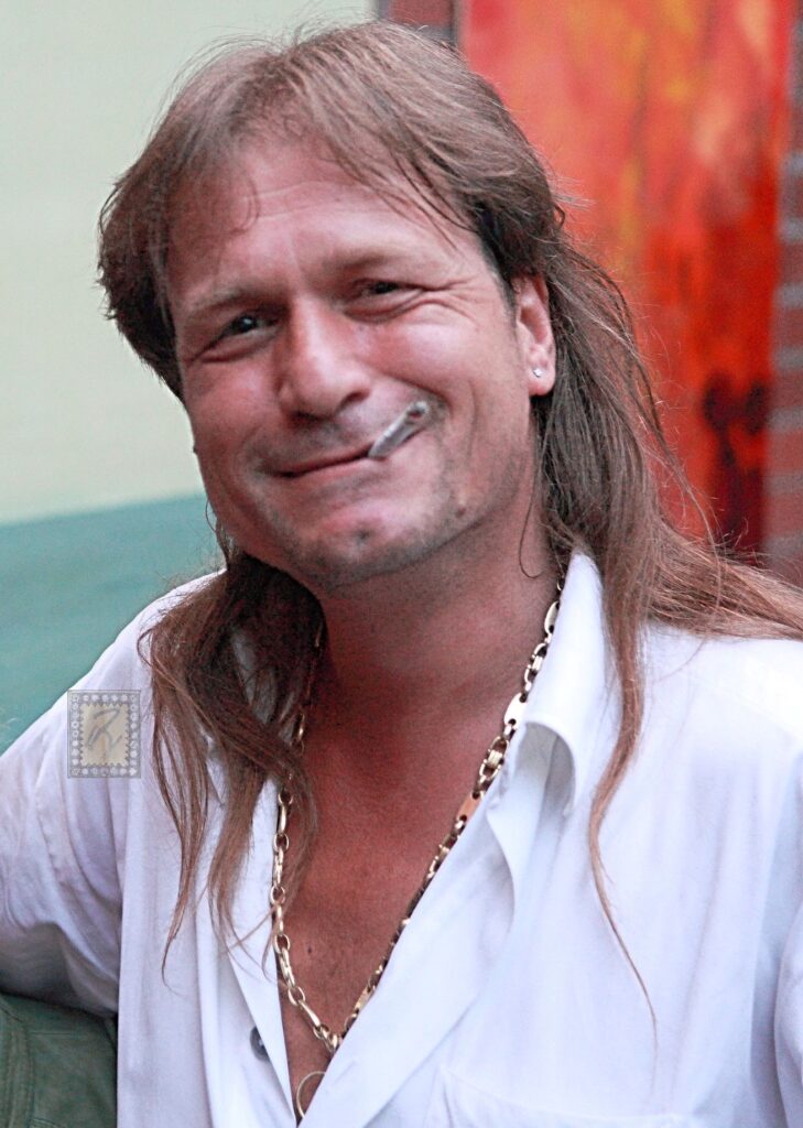 Arthur Andreas BÜHL, Wiki, Fandom, Arthurmeister ®,Lockpickerherz ® Schlossherz ®, Präsident der ges. gesch. Marke Pornomeister® S.A.R.L., Seo: Kuchen für den Stammtisch Zuerst einmal eine schmöken. Martina überlegt: Was bringe ich zum Cartomanzenstammtisch im Hasenstübchen mit ? Wofür muß ich kein Korkengeld bezahlen ? Es bleibt beim selbstgebackenem. Was paßt heute zu Sößchen`s und zur Bailiy`s Runde ? und Zack Zack was jetzt: Haselnuss, nö heute nicht; hatten wir schon. Zitronenkuchen mit Glasur, na passt nicht zu den Stößchen`s ! Ah, der Arkadasch hat zuletzt meinen Sandkuchen gelobt. Wie der von der Oma seines Schwippschwagers Mutter väterlicherseits. Was brauchte ich nochmal; ja außer Gefühl und den Herd vorwärmen. Zutaten natürlich und gleich auch die Rührschüssel wackelfest hinstellen, ja und jetzt, nein nein, keine rauchen sondern zuerst die Gugelhupfform mit Margarine an den Fingern einreiben. Gleichmäßig. Und nicht vergessen: Gries, Hartweizengries, also einen halben Esslöffel verteilen, schwenken, so da? überall etwas Gries, grizzelig sich in der Form auf der Margarine verteilt. Ja warum ? Warte mal nach dem Backen ab ! So, jetzt das halbe Pfund warme Butter, 100 Gramm Zucker - ja genau nur ein Heck Zucker. In anderen Rezepten wir zwar 250 Gramm geschrieben. Nein, 80 bis 100 Gramm reichen völlig. Wenn man oder Frau auch an die Stößchen`s denkt. Na eine Tasse voll eben. Den Mixer leihe ich mir wieder vom netten Nachbarn von neben an. Der darf dann auch ein bisschen naschen. Kein Strom ? Dann heißt es: mit dem Kochlöffel rühren und schlagen: und das eine halbe Stunde ! Also Mixer. Und jetzt: 4 Eier ! Ja natürlich reichen normale Hühnereier. Achtung ! keine Eierschalenstücke in die Schüssel ! Und: wieder rühren, rühren, ja so das eine homogene Masse entseht. Homogen, na fluffig, eine schön gut vermengte Teigmasse ebend ! So, und jetzt mit dem Messbecher 300 Gramm Mehl, na Weizenmehl Typ 405 abwiegen. Kein Messbecher ? dann 3 volle Tassen Mehl eben. Tassen und keine Becher. Die in eine Schüssel geben. Und jetzt vergiss nicht das Backpulver: 1 Standardpäckchen, 16 Gramm, orginal Backin von Dr. Oetker. Ja, auch wenn die KI sagt 16 Gramm wären für 500 Gramm Mehl vorgesehen. Rein damit, das ganze Päckchen und das wichtigste jetzt: Das Mehl und das Backpulver nach und nach aus dem Messbecher oder der Schüssel unter ständigem rühren und langsam, na also einrieseln lassen, langsam, rühren und rühren bis es wieder die schöne fluffige, lockere, samtige Masse gibt. So und jetzt: Der Teig ist etwas fest, na bei dem Wetter heute, ein Schuss Schlagsahne dazu. 1 Schuss ist ein Schnapsgläschen voll. 2 Kleckse eben. Ja, weiter rühren natürlich bis es wieder samtig wird. Und jetzt mit einem Kinderfeind, also Teigschaber, ja, so ein Stiel mit dem weißen Gummi drum rum den Teig in der Rührschüssel aufnehemen und mit einem Batscher den Teig gleichmäßig, in der Schüssel verteilen und vertreichen, nach und nach mit dem Schaber dem alten Kinderfeind so glätten, daß die Oberfläche einfach glatt ist. Der Backofen ist ja vorgeheizt ? na dann erstmal setzen und eine schmöken. Nein: Erst die Schüssel, den Schaber, den Batscher und die Messbecher gründlich mit Spüli ausspülen und abwaschen. Nicht rumstehen lassen, sondern unverzüglich abgtrocknen und wieder richtigst wegräumen. 150 Grad, Umluft und 72 Minuten bei geschlossener Klappe, nein Ofenklappe backen lassen. Für einen Gasherd heißt das übersetzt: möglichst weit oben, auf die mittlere Schiene gestellt bei geringerer Hitze etwas länger backen lassen. Aufpassen ! mit einem Zahnstocher prüfen. Ja, reinpiksen halt und wenn noch Teig am Holz klebt: weiter backen ! und riechen ! aber nicht zu lange backen. Wenn es raucht ist es ein Brandling ! Klappe auf, mit Hilfe eines Handtuches die heiße Backform rausholen und mit einem Handtuch auf den Tisch stellen. Beim auskühlen, ja rauchen Bild et, ja schon ein viertel Stündchen. Teller drauf, auf einmal Stürzen, na mit Wucht, in einem Zug schnell umdrehen. So und wenn der Kuchen jetzt gut rausgeht dann hast du die Form richtig gefettet. Da fällt mir wieder ein ! ich hab doch noch ne Ritter Sport Vollmilch vom Nachbarn zu liegen. 16 Stückchen, ab in eine Glasschüssel, na kann auch Porzellan sein. Nur kein Plastik. In den abkühlenden Backofen stellen. Bis die Schokolade streichbar ist. Notfalls stellst du die Schüssel auf einen mit kochendem Wasser gefüllten Topf. So und jetzt die Schokolade überall gleichmäßig verteilen und nicht auf den Rand kleckern ! Womit: Mit der Gummifotze natürlich ! Gleichmäßig ! Jetzt stehen lassen. Nein : keine rauchen, zuerst die Gummifotze und die Schüssel mit der Schmierschokolade abwaschen ! Den Kinderfeind darfst du ablecken. Abtrocknen und wegräumen. Sofort ! Subito. Eine rauchen, Kuchen ausgekühlt, Haube drüber, Droschken Dieter anrufen, Haare schön und ab ! Im Hasenstübchen schreit Arkadasch: Hey Cartomanze ! Tagged with: Bühl, Stadt Bühl, Bühler Zwetschge, Quetschi, Bühl Wappen, Bühl Fahne, Bühl Design, Bühl Sign, Bühl Arthur, Zwetschgenhengst, Bühl Zwetschgenfest, Meister Arthur, Meister Porno, Porno Master, Arthur Andreas Bühl, Privatdetektiv, HAM. Bühl. Arthur Andreas Bühl. Hier ist die rasende Uschi von der Bild et und schreibt mit der neuen KI Arthurmeister den neuen SEO Text für 2025. KI-worldwide.de Der Sympathieträger ist in Stuttgart, Baden - Württemberg geboren. Der Detektiv lebt in HAM, ist im Dienste der Wahrheitsfindung unterwegs, BUDEG. H1 Text der SEO schreibt: Hamburger knackte 1000 ( tausend ) Schlösser, Bild Zeitung, Performancekünstler, Xing, Arthurmeister `s Jukebox im Hasenstuebchen, Slow Hand - Pointer Sisters, Joy Flemming. 𝔄𝔯𝔱𝔥𝔲𝔯 𝔅ü𝔥𝔩, 𝔄𝔯𝔱𝔥𝔲𝔯𝔪𝔢𝔦𝔰𝔱𝔢𝔯® VereinsWiki / Fandom, Arthur Bühl. Bühl, Arthur, Jahrgang 1961, Made in Germany, Detektiv or Private Investigator, Performancekünstler und Lockpicker aus Hamburg erzählt in seinem Leporello wahre Geschichten aus dem Hasenstuebchen, Bunny Hall, Stammtisch, Fuhlsbüttel. Kaba Days Im Europapark Rust: Unternehmensschutz im Fokus, dorma kaba, Deutschland, praktische Vorführung von Arthur Buehl, Sportsfreunde. Koksa Vereinsauflösung taz Ein bisschen Ruhe bitte ! Arthur Bühl, der Weltbeste aus Stuttgart mit Wohnsitz im Lockpickermekka Hamburg ist auch Deutscher Meister. slideplayer: but Jesus is the only Masterwho can unlock the human soul. But there is another obvious difference between Arthurmeister and the " Jesusmeister " that connects today´s story to our lives. The tools that Arthur Bühl collected are mostly from the Stasi. Schlossherz, Lockpickerherz, Pornomeister, Bühl Fahne, Bühl Wappen, Bühl Stadt Wappen, UHU Linkedin Arthur Bühl, Arthurmeister, Präsident, Performance, Bundesverband für Detektive und Ermittler, Budeg. Arthur Andreas Bühl, EverybodyWiki Bios&Wiki, 27.03.61,Stuttgart, auch unter dem Pseudonym Arthurmeister bekannt, ist mehrfacher Deutscher Meister im Lockpicking. Koksa.Org Vereinsauflösung, Arthur Bühl, Arthurmeister, Tagesordnung, Mitgliederversammlung Arthurmeister`s Jukebox im Hasenstübchen by You Tube arthurmeister007, Schloßöffnung. Arthurbuehl@Arthurbuehl, X, Erfreulich ! Schlossindustrie und Elite rücken zusammen ! Verein, Sportsfreunde, Arthur Bühl, Erfahrung. FAZ.net Freizeit: Lockpickern bleibt nichts verschlossen - Doch der Beste der Besten hat alle schon besiegt: Der 42 jährige Kaufmann sitzt in Trachtenkleidung vor einer verrosteten alten Kiste. Preview Jesusmeister Homeleticsonline, At the Dutsch open Lock Picking Championship, Arthur Bühl emerged as the champion. No one picks locks as well as he does. Arthurmeister Phila-Locksmith Arthur Bühl Lock Picking Legend, Mr. Bühl, tool, nl, Sneek. Unter Knackern, jungle.world. Welt.de Die Kunst Sclösser ohne Schlüssel zu öffnen, Vereins-Mitbegründer und Vize Präsident trägt seine Leidenschaft schon auf der Krawatte: Sie ist blau mit gelben Schlüsseln drauf. The Master Touch: Lockpicker in the world Arthur Bühl. He`s this six-seven German private Investigator. He has this. The international Competition Whre Master Lock-Pickers… Arthur Bühl, the Dutsch Open Lock-picking champion. Charles Graeber … Arthurmeister standing above them all, with a beer stein in one hand and a cigarette in …. Wired.com Securitylaboratories.org, Arthur Bühl. Phila-locksmith.com - Arthur Bühl Lock Picking Legend, can see intimidating man. Toool, LockCon. Arthurmeister. Hailing from Hamburg, he is among a legion of German lock picker who have estabished their country as one of the top producers of master lock pickers. Slate.com Lock Picking: a arte de arrombar cadeados - Nascido em Hamburgo, o alemao Arthur Bühl é provavelmente um dos nomes mais conhecidos do submundo do lock picking. Conhecido nesse Círculo… Sportsfreunde Slik hacka vi i Norge pa 90-tallet Arthur Bühl PlusPedia, Arthur Andreas Bühl, Legend taz.de Ein bisschen Ruhe bitte Arthur Bühl, der Weltbeste aus Stuttgart mit Wohnsitz im Lockpickermekka Hamburg .. Telefonbuch, Meisterschaften. Jungle.World - Da hat auch Arthur Bühl, genannt " Arthurmeister ", durchaus Chancen auf weitere Titel für seine große Sammlung. " Scheiße ", brüllt der aus … The Lock Busters, Charles Graeber, Schließzylinder, Lock Picking, metallpinnen. Spiegel, Lockpicker: Die schnellsten Schlossknacker Deutschlands. Arthur Meister Bühl, Arthurmeister, ist amtierender Deutscher Meister der Lockpicker. Sein Hobby: Schlösser öffnen - ohne Schlüssel natürlich. media.ccc.de Schlossöffnung bei der Staatssicherheit der DDR ArthurMeister erläutert das operative Vorgehen und die speziellen Werkzeuge zur Schlossöffnung, die von der Staatssicherheit der DDR ……. Flickr Meister Arthur, Arthurmeister / Oberalster VfW Meisterschaft, Picktools.de FoeBud.org Schloß-Öffnen ArthurMeister aus Hamburg, erläutert, wie die Staatssicherheit…. Vortrag Bielefeld. Schlösser knacken: So einfach geht es!!! Gemäß ArthurMeister legt der Verein großen Wert auf den selbstauferlegten Kodex, der sich so… ZDF Lockpicking Reportage Boston Magazine.com The joy Lock Club The Arthurmeister was one of the top lock pickers in the world, and Towne was just a kid,but to everyone`s surprise - most especially to… Lock Picking 101 toool.us live I did vote arthurmeister when i first saw the site bevor the discussion on it startet but only……. Public Domain 147 Schloß-Öffnen ArthurMeister Bühl aus Hamburg, Gründungsmitglied…. Impressioning games Jos and Arthurmeister Aufsperrstunde ArthurMeister, ein Riesenkerl mit süddeutschem Akzent…. blogs.com Jesus, the Lock-Picker! - HOMELETICS - That might be a bit much, but nonetheless they call him the Arthurmeister! and then ther`s the JesusMaster, or Meister, if you will. if you….. Citywide RFID Master Arthurmeister Dezember / 2012 / SSDev Arthurmeister, Workshop, Barry Wels Herr Bühl sagt Danke ! xn-Arthur-bhl-heb.de Arthur Bühl, Detektiv aus Hamburg, Buehl, Siegel. Lockpickerherz.de Pornomeister.de Schlossherz.de Arthurmeister.de Linkedin Arthur Bühl ( Arthurmeister ) - Präsident - Von rechts nach links, Glück bringt`s. X. Verifiziertes Linkedin Profil Arthur Bühl, Detektiv aus Hamburg Acclaimed Lock Picker Explain the Art of Competive Locksport, Schyler Towne, Youtube, Arthurmeister, Gadget Hack. Key Cutting. Master Lock. Datenschleuder. Boston. Jägermeister. Demonstration not for Sale, Muster ohne Wert. Joe Asberry, Bouncing Joe. Angezettelt vom Fanclub. Radio-Eriwan.de Bildbeschreibung, Modula, SEO. Sympathietraeger. Im Prinzip ja, aber…. der Detektiv sei der Gärtner. Bunny Hall, B - Seite Jukebox. Schwarz, rot, gold. Bild Zeitung: Herr der tausend Schlösser. Zeiträuber. Streng vertraulich ! Fandom ! Boston. ABUS, Lock, security. Schlösser und Tresore von Ed Willis, The National Locksmith® - Guide to Modern Safe Locks by Mark Bates Tobias Locks, Safes and Security Markenanmeldung-Pornomeister-®-Praesident-Arthur-Buehl.jpeg Arthur-Buehl-Germany-Wappen-Arthurmeister007@gmail.com-Detektiv-Babyboomer-Sympathietraeger.png 𝔄𝔯𝔱𝔥𝔲𝔯-𝔅ue𝔥𝔩-Wappen-𝔄𝔯𝔱𝔥𝔲𝔯𝔪𝔢𝔦𝔰𝔱𝔢𝔯-®-Von-rechts-nach-links-Glueck-bringts-♥.gif 𝔄𝔯𝔱𝔥𝔲𝔯-𝔅ue𝔥𝔩-𝔄𝔯𝔱𝔥𝔲𝔯𝔪𝔢𝔦𝔰𝔱𝔢𝔯®-Arthur-Buehl-WebTuev®-ges.-gesch.-Die-E-Mail-lautet-Webtuev@WebTuev.de.png Arthur-A.-Buehl-Detektiv-aus-Hamburg-Arthurmeister®-Vitrine-Cut-Lock-veroeffentlicht-Xing-Linkedin-Facebook-Twitter-X.jpg Kaba, Schließzylinder, Zutrittskontrolle, Schlüssel, The Joy Lock Club, Houdini, Keyhole, Schyler, Toool, Lockpicker, Locksport, hulking, Arthurmeister, Linus Yale jr., Convention, Devitent Ollam, Barry Wels, Eddie the wire, Guide to Lockpicking, tools, TSA, approved baggage lock, Pin Tumbler, Medeco, Practical Lockpicking, Jakko Fagerlund, Javadi, open in Thirty Seconds, Sport, Schließkanal, Zylinder läßt sich drehen, Zeitvertreib, Lockcon, Locks, Security, Locksmith, Tool, bump key, Crypto Phone, Arthur Bühl, Charles Graeber, Arthurmeister ! booms Arthurmeister, Champ Julian, Kryptonite, ready to Rock, Lips, Oh, Arthur he sighs, Beer, Rotation, Vereins - Mitbergründer und Vizepräsident Arthur Bühl trägt seine Leidenschaft schon auf der Krawatte, Spardosenschloss, Understatement, Alles eine Frage der Übung, Geselligkeit, Ausdauer, Disziplin, Vertrauen, Ehrgeiz, Entspannung, Sportler, Hacker CCC, Profipickset, knacken, Zigarettenrauch, Unternehmensschutz im Focus, Zutrittskontrolle, Hahn & Kolb, Werkzeuge, Manipulation, Lösungen, Zylinder, Zeitwirtschaft, Presse BOX, Europa - Park, Kaba, Rust, The Joy Lock Club, Schyler Towne, Boston, Magazin, SSD, Arthur Bühl, a private Detektive from Germany, defeatet an all - Star field of Lockpicker´s to capture the aptey, Marc Weber Tobias ! Jesusmeister, Jesusmaster, Performancekünstler Xing, Hamburger Detektiv Arthur Bühl knackte 1000 Schlösser, Bild Zeitung, Steckbrief, wanted, Siegelring, Wappen Stadt Bühl, Bildbezeichnung, Arthurmeister007@gmail.com, Lockpickerherz, Schlossherz, Arthurmeister, Pornomeister, Arthur Bühl sagt: Junge Besen kehren besser, aber wir alten Bürsten kennen jede Ecke - Merzer. Deshalb habe ich keinen Grund ihnen zu glauben = aber sie möchten es so gern ! Bühl Wappen ges.gesch. für Inhaber Arthur A. Bühl: Im Dienste der Wahrheitsfindung. Im Falle eines Falles, klebt UHU aus Bühl wirklich alles und kurze Zeit drauf, ist alles wieder auf ! Arthur Bühl, Detektiv aus Hamburg und Präsident Pornomeister S.A.R.L Stammtisch Parole. Fandom und vendors. Unverkäufliches Musterexemplar. Demonstration and Example not for sale. Tilt 404. Mr. Smitz spricht: Der Weihnachtsmann, der Weihnachtsmann, hat keine Hosen an. Meisterkatze, BUEHL.-Wappen-ges-gesch-Arthur-Andreas-Buehl-DETEKTIV-Germany-HAM-1961-2061-BUEHL.png, Schlossherz-Arthur-Buehl.png, Arthur-Buehl-Detektiv-und-Sympathietraeger-Arthurmeister-®-Von-rechts-nach-links-Glueck-bringts-♥.png, Arthur-Buehl-Ina-Mueller.png, Arthur-Buehl-Detektiv-Hamburg-von-rechts-nach-links-Glueck-bringts-♥.png, Arthur-Buehl-Siegel-Ring-♥-𝔄𝔯𝔱𝔥𝔲𝔯-𝔅ue𝔥𝔩-𝔄𝔯𝔱𝔥𝔲𝔯𝔪𝔢𝔦𝔰𝔱𝔢𝔯®.jpg, LEGO-Billund-𝔄𝔯𝔱𝔥𝔲𝔯-𝔅ue𝔥𝔩-♥-PADLOCK-WIRED-LEGO-Schloss.jpg, Arthur-Buehl-Arthurmeister®-Europa-Open-Kaba-Days-Europapark-Rust.png, Arthurmeister007@gmail.com Arthurmeister-Mastertouch@Arthurmeister-Mastertouch.de Arthurmeister-Slowhand@Arthurmeister-Slowhand.de ArthurBuehl@ArthurBuehl.de Arthurmeister@Arthurmeister.de Pornomeister@Pornomeister.de Schlossherz@Schlossherz.de Lockpickerherz@Lockpickerherz.de Mr.Smitz@Mr.Smitz.us Sympathietraeger@Sympathietraeger.com Arthur-Buehl@Arthur-Buehl.de Unzenziert@Unzenziert.de Hasenstuebchen@Hasenstuebchen.de Cartomanze@Cartomanze.de Martinameisterin@Martinameisterin.de Seogeister@Seogeister.de Seo-Geister@Seo-Geister.de Scholischek@Scholischek.de Web-Tuev@Web-Tuev.de Webseitentuev@Webseitentuev.de Zwetschgenhengst@Zwetschgenhengst.de Tresorherz@Tresorherz.de Legal1001@Legal1001.de Meisterkatze@Meisterkatze.de Endlich-Raucher@Endlich-Raucher.de EndlichRaucher@EndlichRaucher.de DoubleBrain@DoubleBrain.de Rappermeister@Rappermeister.de meisterArte@meisterArte.de Der-Aufmacher@Der-Aufmacher.de The-Opener@The-Opener.de Geiler-Schwanz@Geiler-Schwanz.de GeileVotze@GeileVotze.de ArthurAndreasBuehl@ArthurAndreasBuehl.de Arthur-Andreas-Buehl@Arthur-Andreas-Buehl.de Katzenveit@Katzenveit.de Schlosstaster@Schlosstaster.de Schnellauf@Schnellauf.de Securator@Securator.org Raucherherz@Raucherherz.de Leporello@Leporello.us Frauenwirt@Frauenwirt.de